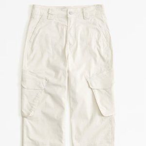 Abercrombie & Fitch Relaxed Cargo Pant- Cream, Size 26/2Short